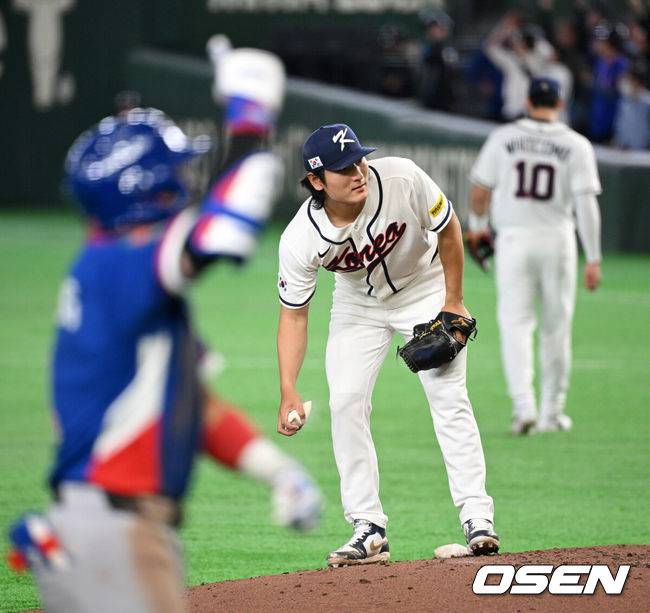 [OSEN=도쿄(일본), 손용호 기자] 8일 일본 도쿄돔에서 2026 월드베이스볼클래식(WBC) 1라운드 C조 조별리그 대한민국과 대만의 경기가&nbsp;열렸다.한국은 전날(7일) 일본과의 경기에서 6-8로 석패했다. 앞서 체코전을 11-4로 잡았던 한국은 1승1패를 마크하게 됐고, 남은 대만전과 호주전에 사활을 걸어야 한다.6회초 무사에서 한국 곽빈이 대만 정쭝저에게 중월 솔로포를 허용하며 아쉬워하고 있다. 2026.03.08&nbsp;/spjj@osen.co.kr