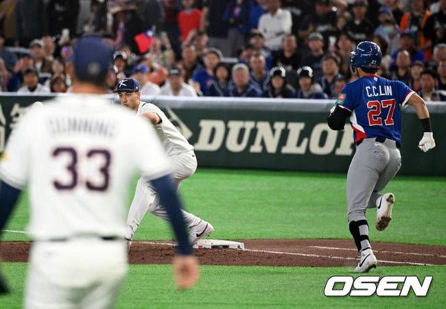 [OSEN=도쿄(일본), 손용호 기자] 8일 일본 도쿄돔에서 2026 월드베이스볼클래식(WBC) 1라운드 C조 조별리그 대한민국과 대만의 경기가&nbsp;열렸다.한국은 전날(7일) 일본과의 경기에서 6-8로 석패했다. 앞서 체코전을 11-4로 잡았던 한국은 1승1패를 마크하게 됐고, 남은 대만전과 호주전에 사활을 걸어야 한다.7회초 1사 1,2루에서 한국 데인 더닝이 대만 린자정을 3루땅볼 병살로 처리하고 있다. 1루수는 셰이 위트컴. 2026.03.08&nbsp;/spjj@osen.co.kr