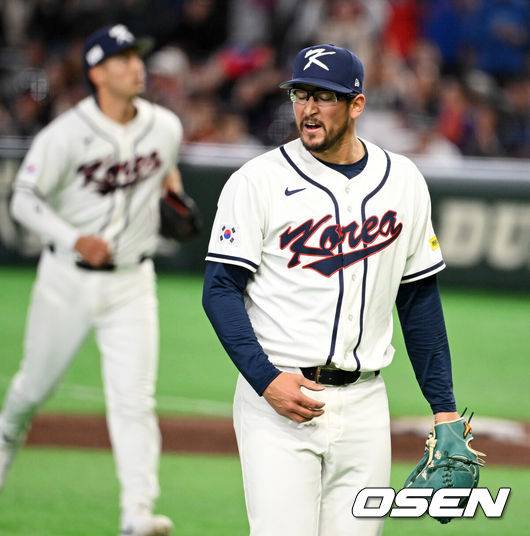 [OSEN=도쿄(일본), 손용호 기자] 8일 일본 도쿄돔에서 2026 월드베이스볼클래식(WBC) 1라운드 C조 조별리그 대한민국과 대만의 경기가&nbsp;열렸다.한국은 전날(7일) 일본과의 경기에서 6-8로 석패했다. 앞서 체코전을 11-4로 잡았던 한국은 1승1패를 마크하게 됐고, 남은 대만전과 호주전에 사활을 걸어야 한다.8회초 수비를 마치고 대만 스튜어트 페어차일드에게 역전 우월 투런포를 허용한 한국 데인 더닝이 아쉬워하고 있다. 2026.03.08&nbsp;/spjj@osen.co.kr