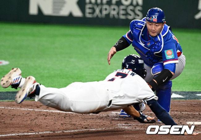 [OSEN=도쿄(일본), 손용호 기자] 8일 일본 도쿄돔에서 2026 월드베이스볼클래식(WBC) 1라운드 C조 조별리그 대한민국과 대만의 경기가&nbsp;열렸다.한국은 전날(7일) 일본과의 경기에서 6-8로 석패했다. 앞서 체코전을 11-4로 잡았던 한국은 1승1패를 마크하게 됐고, 남은 대만전과 호주전에 사활을 걸어야 한다.연장 10회말 1사 3루에서 한국 김주원이 김혜성의 1루 땅볼에 홈에서 대만 린자정에 태그아웃 당하고 있다. 2026.03.08&nbsp;/spjj@osen.co.kr