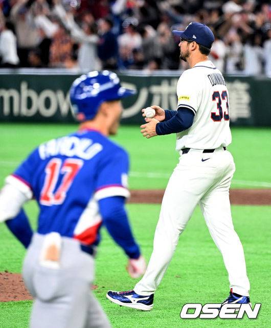[OSEN=도쿄(일본), 손용호 기자] 8일 일본 도쿄돔에서 2026 월드베이스볼클래식(WBC) 1라운드 C조 조별리그 대한민국과 대만의 경기가&nbsp;열렸다.한국은 전날(7일) 일본과의 경기에서 6-8로 석패했다. 앞서 체코전을 11-4로 잡았던 한국은 1승1패를 마크하게 됐고, 남은 대만전과 호주전에 사활을 걸어야 한다.8회초 2사 2루에서 한국 데인 더닝이 대만 스튜어트 페어차일드에 역전 우월 투런포를 허용하며 아쉬워하고 있다. 2026.03.08&nbsp;/spjj@osen.co.kr