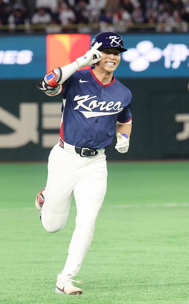 7일 일본 도쿄돔에서 열린 2026 월드베이스볼클래식(WBC) 조별리그 C조 2차전 대한민국과 일본의 경기. 4회초 1사 1루 한국 김혜성이 2점 홈런을 친 뒤 자축하고 있다. 연합뉴스