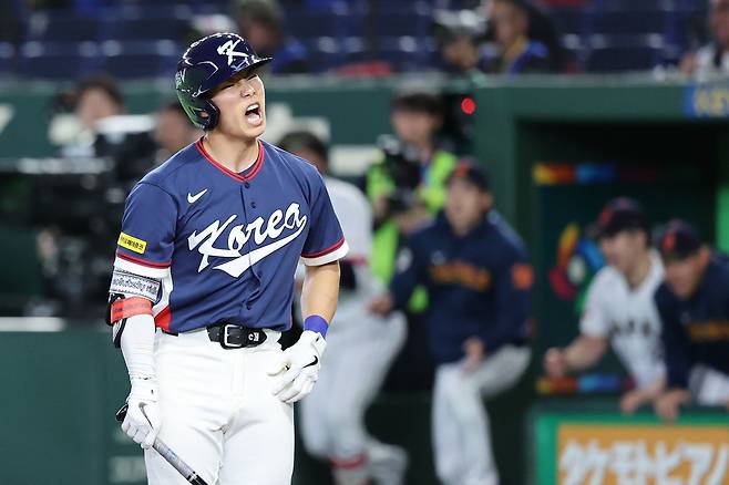 7일 일본 도쿄돔에서 열린 2026 WBC 조별리그 C조 2차전 한국과 일본의 경기, 8회초 2사 만루 한국 김혜성이 삼진아웃을 당한뒤 아쉬워하고 있다. 뉴시스
