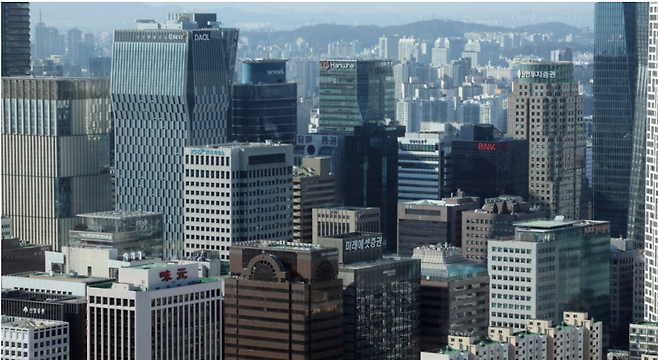 서울 영등포구 여의도 63빌딩에서 바라본 여의도 증권가. 뉴스1