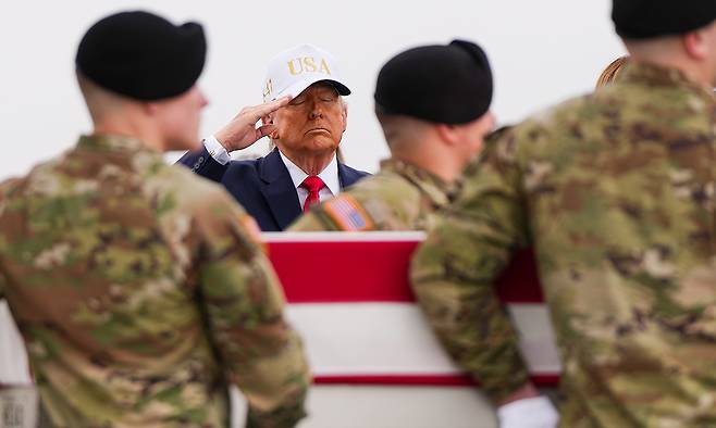 미군 전사자 향해 거수경례 도널드 트럼프 미국 대통령이 7일(현지시간) 델라웨어주 도버 공군기지에서 열린 전사자 송환식에서 성조기를 두른 전사자의 관이 운구되는 가운데 거수경례를 하고 있다. 미·이스라엘의 공격으로 시작된 이란과의 전쟁에서 쿠웨이트 미군기지가 공격받아 미군 6명이 숨졌다. 도버=AP연합뉴스