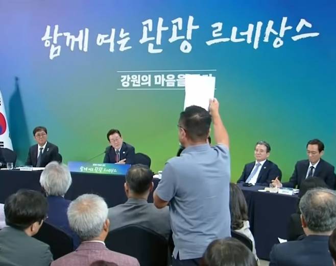 김명기 선장이 지난해 9월 12일 강원 춘천 강원창작개발센터에서 열린 타운홀 미팅서 이재명 대통령에 요트 관련 제도를 개선해 달라고 말하고 있다. 유튜브 갈무리