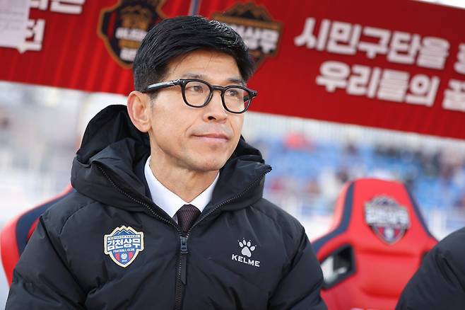 주승진 김천 감독은 8일 김천종합운동장서 열릴 전북과 K리그1 2라운드 홈경기를 앞두고 골 결정력과 높이 문제를 해결하면 승리가 따라올 것으로 기대했다. 사진제공│한국프로축구연맹
