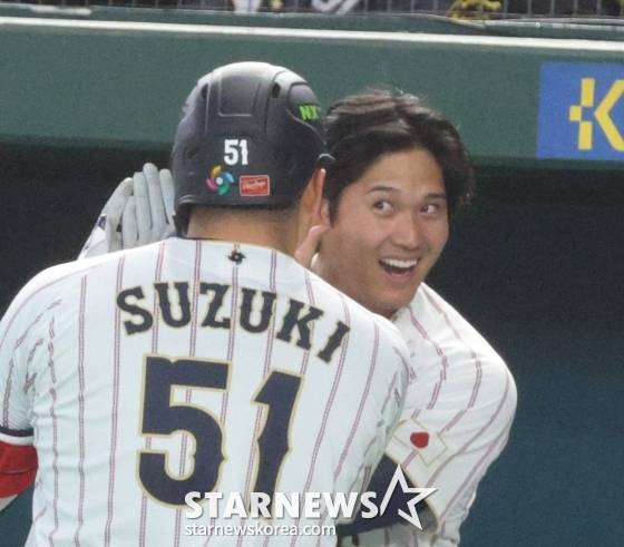 1회말 추격2점홈런을 쏘아올렸던 일본 3번타자 스즈키가 7일 도쿄돔에서 열린 2026WBC 도쿄POOL 대한민국과 일본의 경기 3회말 2사에서 고영표를 상대로 역전홈런을 터트린 후 홈인하고 있다. 장난기가 발동한 오타니가 홈인하는 스즈키에게 깜짝쇼(?)를 펼치고 있다. /사진=강영조 선임기자