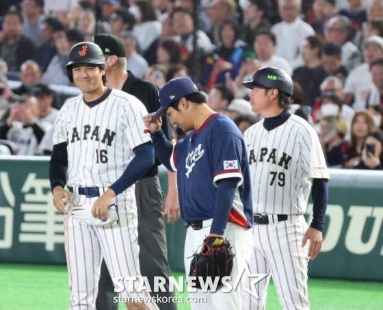 한국 1루수 문보경(가운데)이 7일 도쿄돔에서 열린 2026WBC 도쿄POOL 대한민국과 일본의 경기 5회말  안타로 출루한 오타니에 인사하고 있다. /사진=강영조 선임기자