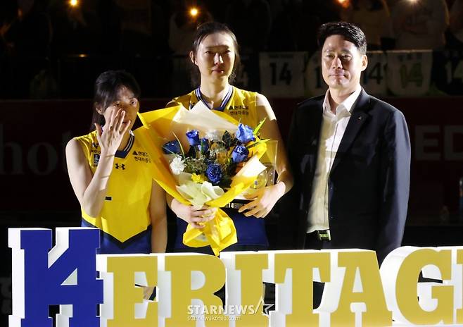 현대건설 원클럽우먼 양효진의 은퇴식이 8일 경기도 수원체육관에서 열렸다.   2025-2026 V-리그 여자부 현대건설 대 페퍼저축은행 경기 후 열린 은퇴식에서 양효진이 강성형 감독과 김다인으로부터 꽃다발을 받은 후 기념촬영을 하고 있다. /사진=김진경 대기자