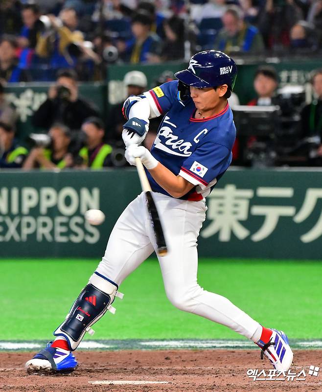 7일 오후 일본 도쿄돔에서 열린 2026 월드베이스볼클래식(WBC) C조 한국과 일본의 경기, 8회초 한국 이정후가 2루타를 날리고 있다. 도쿄, 김한준 기자