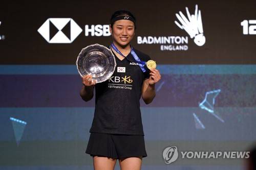 안세영(삼성생명·세계 1위)은 8일(한국시간) 영국 버밍엄의 유틸리타 아레나에서 열린 2026 BWF 월드투어 전영 오픈 여자단식 준결승에서 중국의 천위페이(세계 3위)를 게임스코어 2-1(20-22 21-9 21-12)로 꺾고 결승에 올라갔다. 안세영의 전영 오픈 결승전 상대는 중국의 왕즈이(세계 2위)다. 왕즈이가 안세영 상대로 10연패를 기록 중이기에 중국은 경기 전부터 패배를 예상 중이다. 중국 매체 넷이즈는 현재 안세영에게 10연패를 기록 중인 왕즈이가 안세영의 연승 행진을 끝낼 가능성이 희박해 보인다며 체념하는 듯한 반응을 보였다. 연합뉴스