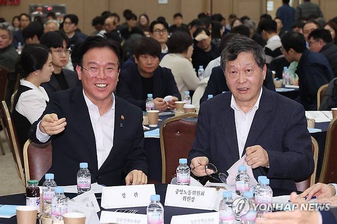 노동부·노동위, 노란봉투법 안착을 위한 공동워크숍 (세종=연합뉴스) 김주성 기자 = 김영훈 고용노동부 장관(왼쪽)과 박수근 중앙노동위원장이 '노란봉투법'(노동조합 및 노동관계조정법 2·3조 개정 법률) 시행을 앞두고 4일 세종컨벤션센터에서 열린 '고용노동부·중앙노동위 공동 워크숍'에서 대화하고 있다. 2026.3.4 utzza@yna.co.kr