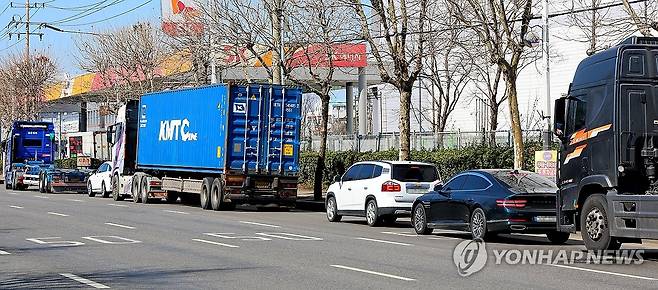 저렴한 주유소 찾는 대형화물차량과 승용차 (인천=연합뉴스) 임순석 기자 = 미국과 이스라엘의 이란 공습 여파로 국내 주유소 휘발유와 경유 가격이 가파르게 상승하고 있는 가운데 7일 인천 중구의 한 주유소 앞에 저렴한 가격의 주유소를 찾는 대형화물차량과 승용차들이 늘어 서 있다. 2026.3.7 soonseok02@yna.co.kr