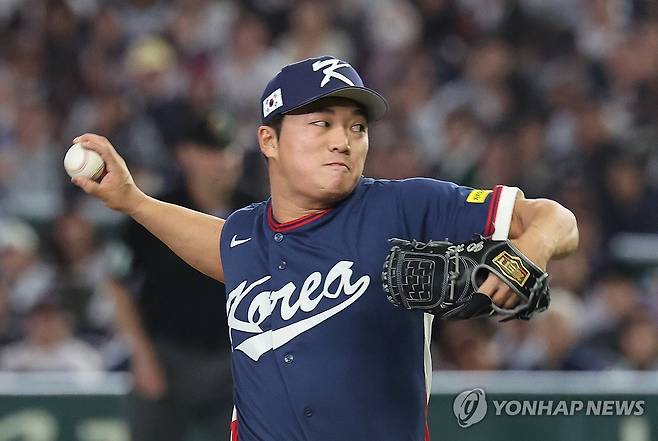 역투하는 고우석 (도쿄=연합뉴스) 임화영 기자 = 7일 일본 도쿄돔에서 열린 2026 월드베이스볼클래식(WBC) 조별리그 C조 2차전 대한민국과 일본의 경기.
    6회말 한국 고우석이 역투하고 있다. 2026.3.7 hwayoung7@yna.co.kr