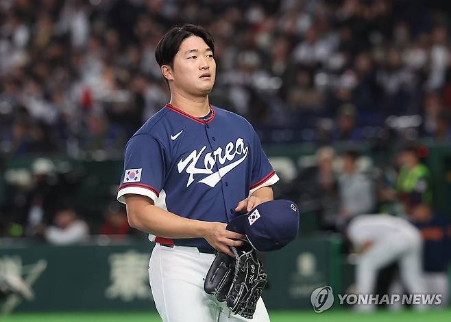 6회말 무실점 종료한 고우석 (도쿄=연합뉴스) 임화영 기자 = 7일 일본 도쿄돔에서 열린 2026 월드베이스볼클래식(WBC) 조별리그 C조 2차전 대한민국과 일본의 경기.
    6회말을 무실점으로 마무리한 한국 고우석이 더그아웃으로 향하고 있다. 2026.3.7 hwayoung7@yna.co.kr