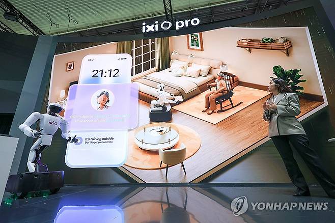 MWC에 등장한 LG유플러스의 로봇 (서울=연합뉴스) 2일(현지시간) 스페인 바르셀로나 피라 그란 비아 전시장에서 열린 '모바일 월드 콩그레스(MWC) 2026'에서 LG유플러스 부스에서 AI에이전트 ‘익시오가 그린 미래를 시연하는 로봇이 등장하고 있다. 2026.3.2 [사진공동취재단] photo@yna.co.kr