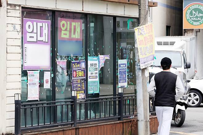 썰렁한 전남대학교 상권 (광주=연합뉴스) 정다움 기자 = 지난 6일 낮 12시께 광주 북구 용봉동 전남대학교 인근 상가에 임대를 알리는 현수막이 부착돼 있다. 2026.3.8 daum@yna.co.kr