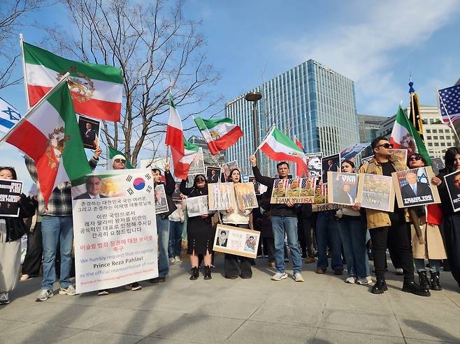 8일 오후 서울 종로구 주한미국대사관 인근에서 집회 연 재한이란인들 [촬영 홍준석]