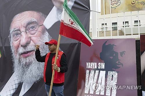 미군 공격에 사망한 이란 최고지도자 하메네이를 추모하는 시위자  [EPA=연합뉴스 자료사진. 재판매 및 DB금지]