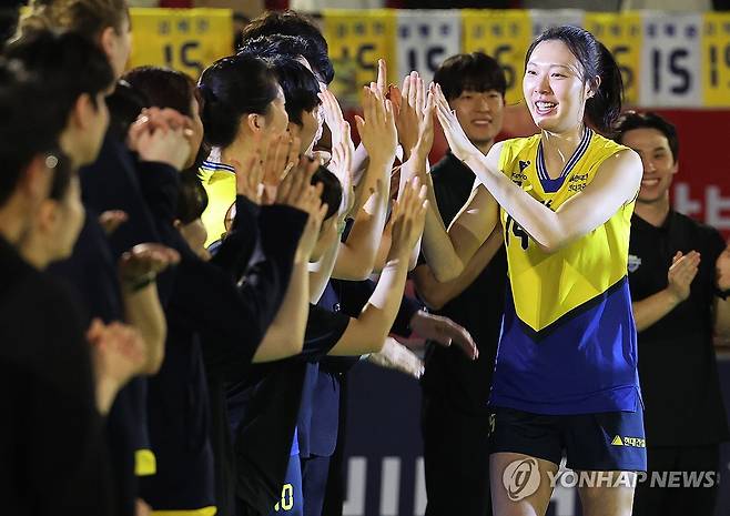 여자 프로배구 양효진 은퇴 (수원=연합뉴스) 홍기원 기자 = 여자 프로배구 현대건설 힐스테이트 양효진이 8일 경기도 수원실내체육관에서 열린 은퇴식에서 참석자들과 하이파이브를 하고 있다. 2026.3.8 xanadu@yna.co.kr