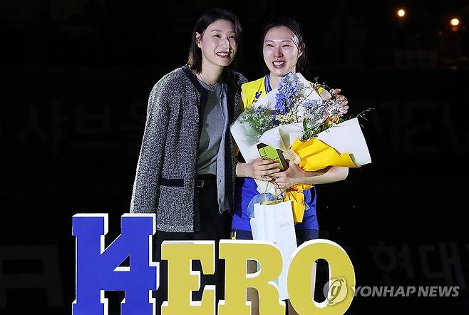 양효진 은퇴식 찾은 김연경 (수원=연합뉴스) 홍기원 기자 = 여자 프로배구 현대건설 힐스테이트 양효진이 8일 경기도 수원실내체육관에서 열린 은퇴식에서 김연경과 기념사진을 찍고 있다. 2026.3.8 xanadu@yna.co.kr
