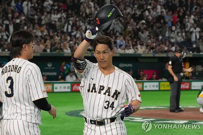 역전 투런홈런을 때린 일본 요시다(34번) [AP=연합뉴스]