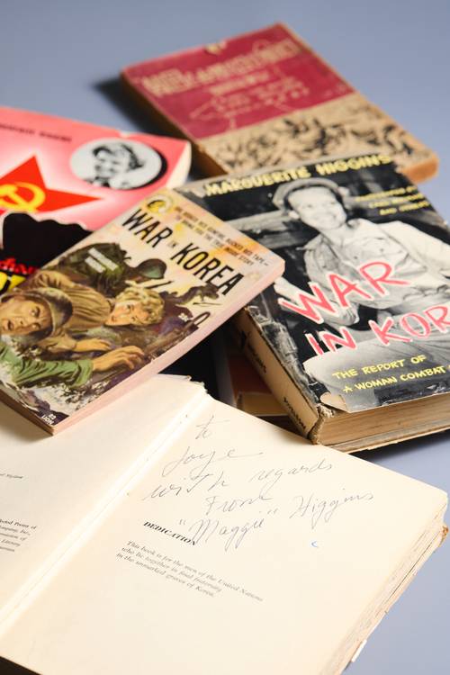 마거리트 히긴스의 대표 저서 ‘한국에서의 전쟁’ 한국어·독일어·프랑스어·일본어 번역본과 친필 사인이 담긴 영어 원본. /인천시립박물관 제공