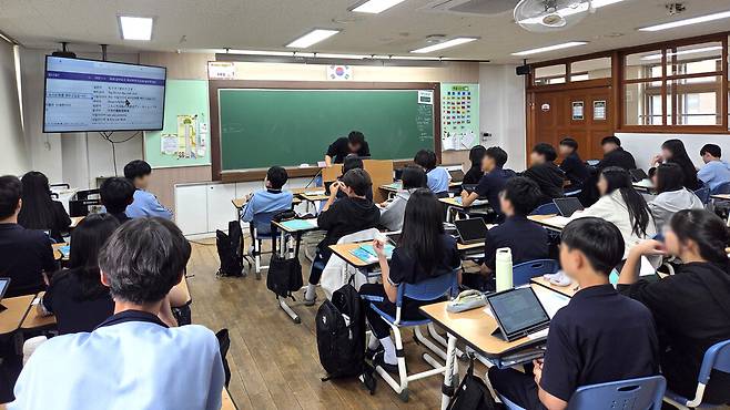▲ 능동중학교 학생들이 '새로운 외국어 접하기' 수업을 받고 있다./사진제공=능동중학교