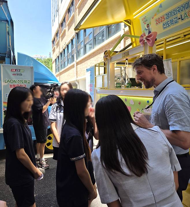 ▲ 능동중학교에 원어민 교사가 방문해 푸드트럭 체험을 운영하고 있다./사진제공=능동중학교