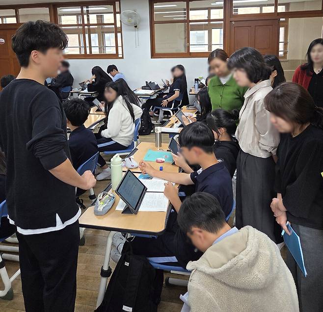 ▲ 능동중학교 학생들이 태블릿을 활용해 영어 수업을 받고 있다./사진제공=능동중학교
