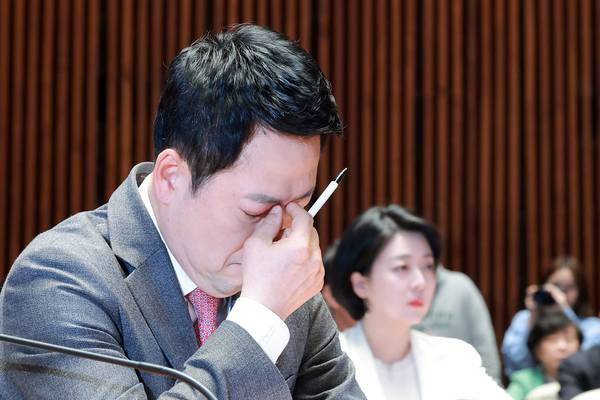 국민의힘 장동혁 대표가 9일 국회에서 열린 의원총회에 참석해 눈가를 만지고 있다. 장 대표 오른쪽은 서울시당위원장인 배현진 의원. /연합뉴스