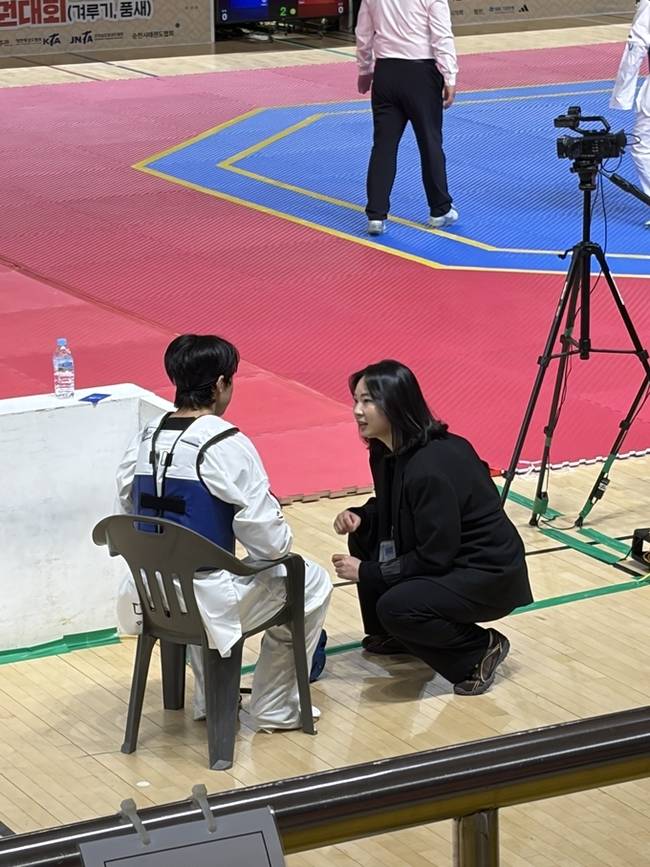 ▲ 대경대 태권도과 강보현 교수가 '2026 전국종별태권도선수권대회'에 출전한 선수를 지도를 하고 있다. 대경대.