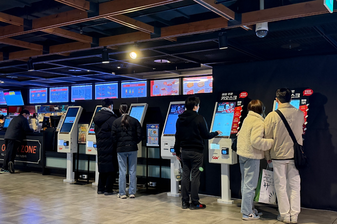 지난 6일 오후 CGV 대구한일에서 관객들이 매점 키오스크를 이용하고 있다.  정수민기자 jsmean@yeongnam.com