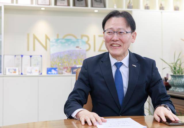 정광천 이노비즈협회장은 아주경제와 인터뷰에서 "경쟁력 있는 정밀 부품 기술을 바탕으로 현장 문제를 즉각 해결하는 실전형 피지컬 AI 모델을 선점해야 한다"고 말했다.[사진=유대길 기자 dbeorlf123@ajunews.com]