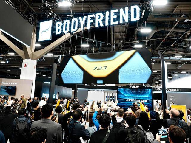 지난 1월 미국 라스베이거스에서 열린 CES에서 참관객들이 웨어러블 AI 헬스케어로봇 733을 체험하기 위해 바디프랜드 'CES 2026' 부스 앞에 몰려 있다. [사진=바디프랜드]