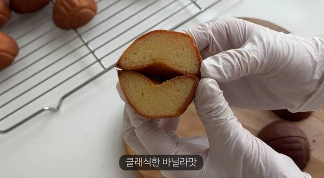 유튜버 히마 베이킹이 직접 만든 상하이 버터떡의 단면을 보여주고 있다.(출처=유튜브 '히마 베이킹' 화면 갈무리)