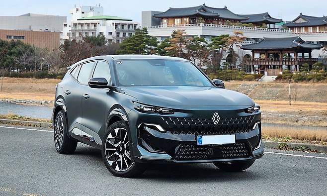 르노 '필랑트 하이브리드 E-Tech' 아이코닉 트림의 외관./곽호준 기자