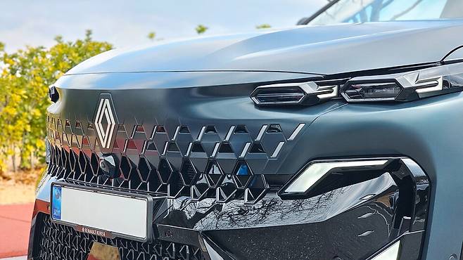 르노 '필랑트 하이브리드 E-Tech' 아이코닉 트림의 전면./곽호준 기자