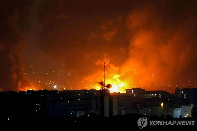 ▲불타는 이란 테헤란의 메흐라바드 국제공항 (사진=AFP 연합뉴스)