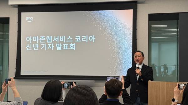함기호 AWS 코리아 대표가 2026 신년 기자간담회에서 발표 중이다. 사진=장지현 이코노믹리뷰 기자