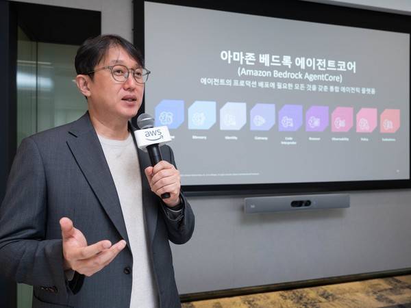 김기완 AWS코리아 솔루션즈 아키텍트 총괄이 2026 신년 기자간담회에서 발언 중이다. 사진=AWS