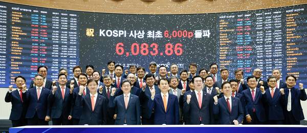 이찬진 금융감독원장, 이억원 금융위원장, 정은보 한국거래소 이사장을 비롯한 참석자들이 코스피 6000포인트 돌파 기념 세레머니를 펼치고 있다. 2026. 2. 25 [공동취재]