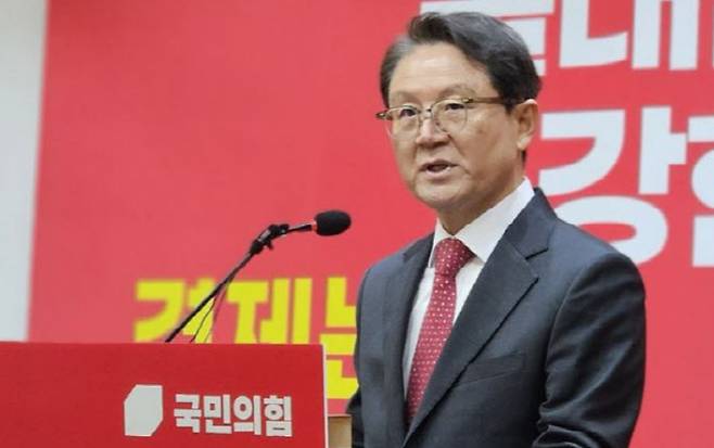 윤석열 전 대통령의 내란 재판 변호인인 윤갑근 전 국민의힘 충북도당위원장이 4일 충북도청 브리핑룸에서 충북지사 선거 출마를 공식 선언하고 있다. 2026.03.04. (사진=뉴시스)