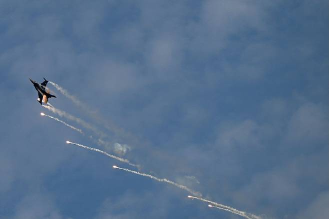 이스탄불에서 튀르키예 공화국 수립 100주년을 기념하는 행사에서 튀르키예 공군의 F-16 전투기가 비행 시범을 하고 있다. 튀르키예 국방부는 9일(현지시간) 섬 지역이 드론 공격을 받은 지 며칠 뒤 보안 조치의 일환으로 F-16 전투기 6대를 북키프로스 튀르크공화국(TRNC튀르키예만 인정하는 지역)에 배치했다. (사진=AFP)