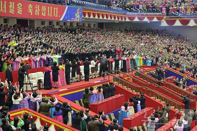 (평양 노동신문=뉴스1) = 지난 8일 진행된 국제부녀절 행사에서 김정은 노동당 총비서와 그의 딸 주애가 정중앙에 서서 간부들의 기립박수를 받고 있다. 주애의 바로 옆 리설주 여사가 다른 간부들과 마찬가지로  부녀를 향해 몸을 돌려 박수를 치는 모습이 포착됐다. [국내에서만 사용가능. 재배포 금지. DB 금지. For Use Only in the Republic of Korea. Redistribution Prohibited] rodongphoto@news1.kr