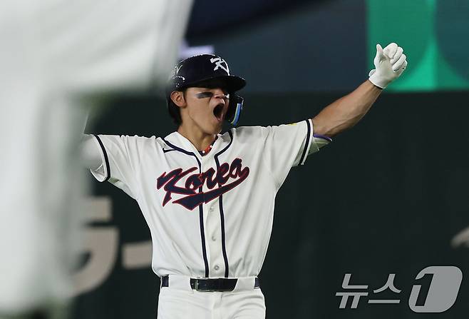 8일 일본 도쿄돔에서 열린 2026 월드베이스볼클래식 조별리그 C조 대한민국과 대만의 경기. 대한민국 김도영이 8회말 2사 1루 상황때 동점 2루타를 치며 환호하고 있다. 2026.3.8 ⓒ 뉴스1 구윤성 기자