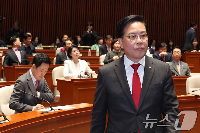 송언석 국민의힘 원내대표가 9일 서울 여의도 국회에서 열린 긴급 의원총회에서 발언하기 위해 발언대로 향하고 있다. 2026.3.9 ⓒ 뉴스1 신웅수 기자