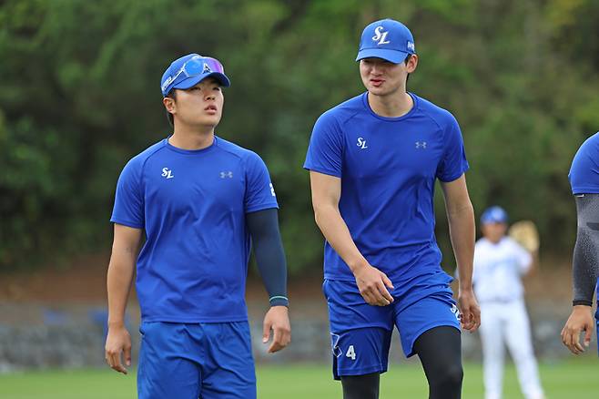 삼성 이승민(왼쪽)이 육선엽과 일본 오키나와 스프링캠프에서 훈련을 소화하고 있다. 사진 | 삼성 라이온즈