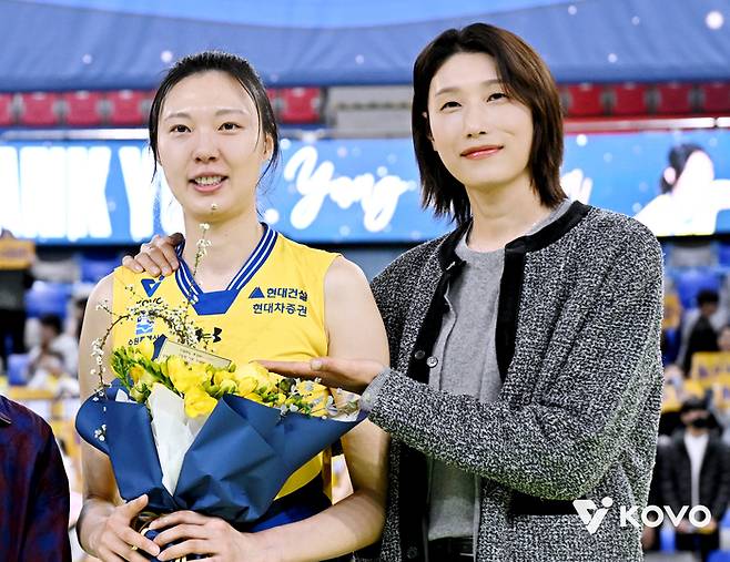 현대건설 양효진과 김연경이 8일 수원체육관에서 열린 은퇴식에서 사진 촬영에 임하고 있다. 제공 | 한국배구연맹